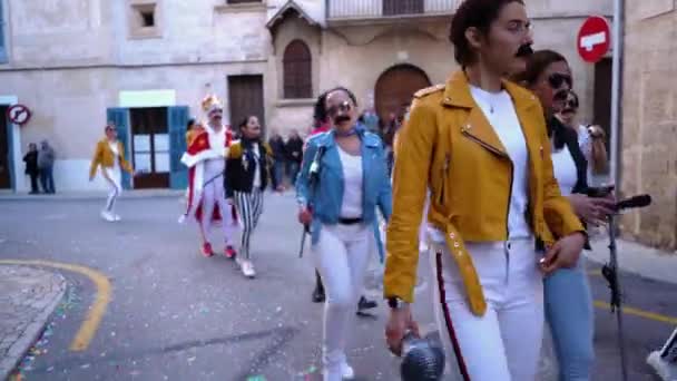 SPAGNA, BARCELLONA-13 APR 2019: I giovani marciano in vacanza in costumi moderni. Art. Processione festiva spagnola attraverso piccole strade in temi e costumi moderni — Video Stock