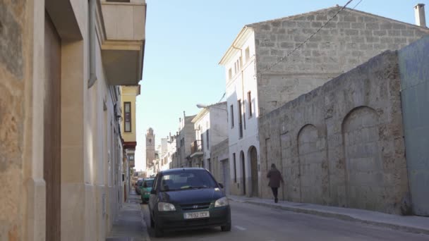 Rue étroite avec des voitures de la vieille ville. L'art. Belle rue étroite avec vieux clocher en pierre sur le fond de la zone de couchage avec des voitures dans la vieille ville européenne — Video