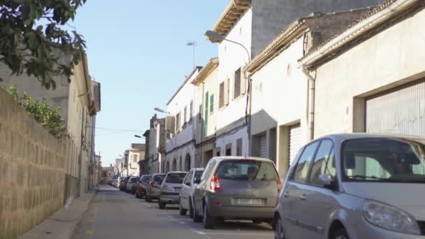 Vue de la rue étroite avec des voitures et de vieilles maisons. L'art. L'espace de stationnement est rempli de voitures sur la route étroite sous les maisons le jour ensoleillé d'été — Video