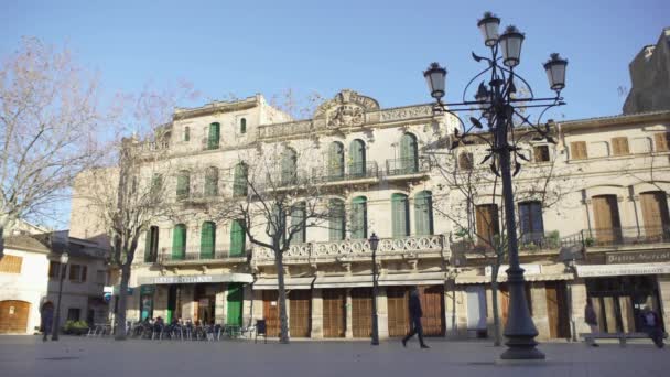 Place de la ville avec cafés et promeneurs le soir. L'art. Vue urbaine des personnes marchant sur fond de maisons européennes avec cafés et arbres en automne — Video