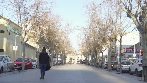 西班牙，巴塞罗那-13四月2019：人们沿着城市小巷散步。艺术。城市公园小巷在住宅区的房屋和人们走在春天的晚上 — 图库视频影像
