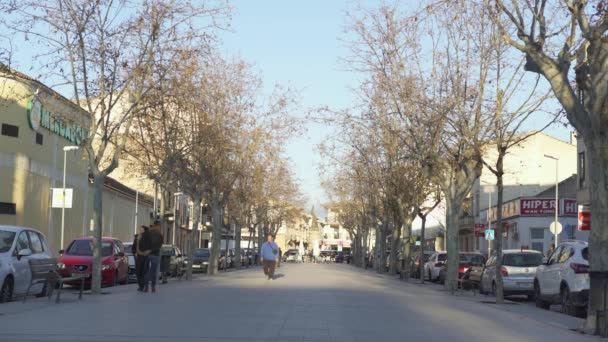 Spanje, Barcelona-13 apr 2019: mensen lopen langs het stads steegje. Kunst. City Park Alley in woonwijk tussen huizen en mensen die 's avonds in de lente wandelen — Stockvideo