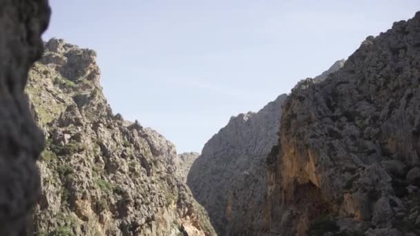 Vista dal basso su cima di montagna rocciosa su sfondo di cielo. Art. Montagne rocciose naturali panoramiche con dossi e sporgenze nelle limpide giornate estive — Video Stock