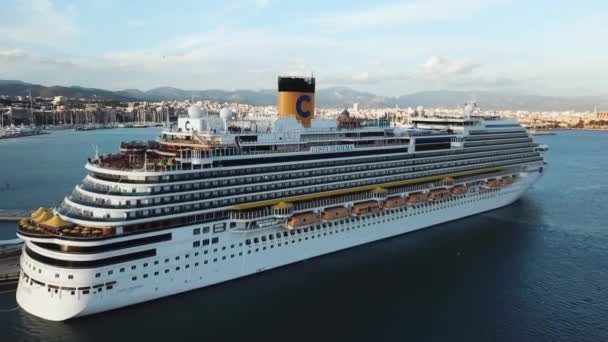 Aéreo para o navio de cruzeiro de luxo perto da costa do mar, conceito de viagem. Estoque. Belo cruzeiro branco com muitas pessoas a bordo se divertindo, relaxando na piscina . — Vídeo de Stock