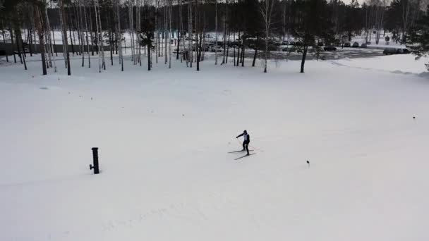 Горнолыжник в форме подходит к финишу, спортивная концепция. Запись. Катание на лыжах на последнем круге, лыжный чемпионат . — стоковое видео