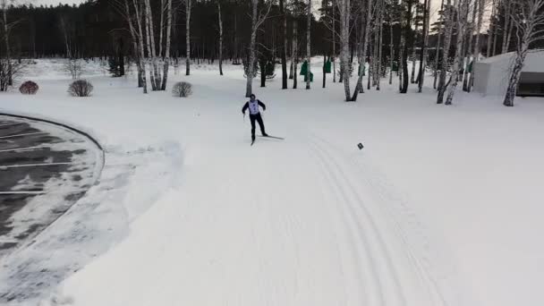 크로스 컨트리 스키 스케이트 기술 특수 유니폼을 입은 남자에 의해 연습, 겨울 스포츠 게임 개념. 푸티지. 겨울 스키 선수권 대회에 참가하는 청년. — 비디오