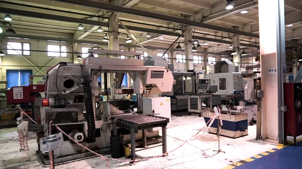 Interior industrial de la tienda de procesamiento de metales en la fábrica con el equipo especial. Filmación. Sala de producción de la fabricación metalúrgica . — Foto de Stock