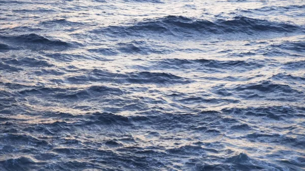 Blauwe zee golven oppervlak, mariene achtergrond. Voorraad. Prachtige oceaan of zeewater met rimpelingen, schoonheid van de natuur. — Stockfoto