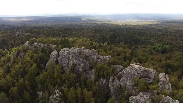 Vue aérienne du drone avec forêt portugaise typique, couronne d'arbres, pins et chênes, beauté de la nature. Des images. Un homme voyageant dans une vallée spectaculaire avec des montagnes de granit et une belle forêt . — Photo