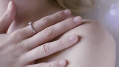 Dişi köprücük kemiği ve boyun. Eylem. Dişi köprücük kemiği. Genç bir kadının yakın çekim mükemmel cilt