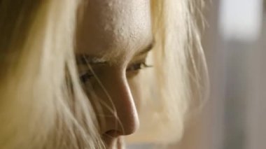 Güzel sarışın kadın yakın yüz. Eylem. Güneşte güzel sarışın bir kadının yüzünün yakın çekim