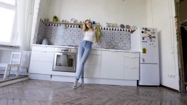Una joven en la cocina. Acción. Una joven en la cocina por la mañana — Vídeos de Stock