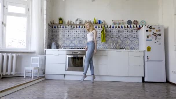 Une jeune femme dans la cuisine. L'action. Une jeune femme dans la cuisine le matin — Video