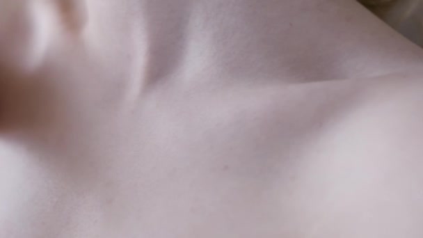 Vrouwelijke sleutelbeenderen en nek. Actie. Vrouwelijke clavicle. Perfecte huid van een jonge vrouw close-up — Stockvideo