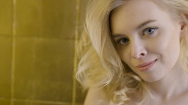 Güzel sarışın kadın yakın yüz. Eylem. Güneşte güzel sarışın bir kadının yüzünün yakın çekim