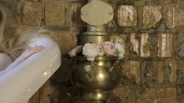 Baştan çıkarıcı kadın jakuzisinde rahatlatıcı bir banyo yapıyor. Eylem. Banyo yaptıran kadın. Gerçek zevk