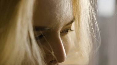 Güzel sarışın kadın yakın yüz. Eylem. Güneşte güzel sarışın bir kadının yüzünün yakın çekim