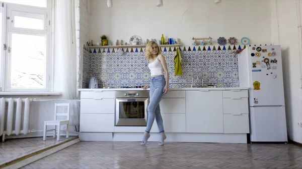 Una joven en la cocina. Acción. Una joven en la cocina por la mañana —  Fotos de Stock