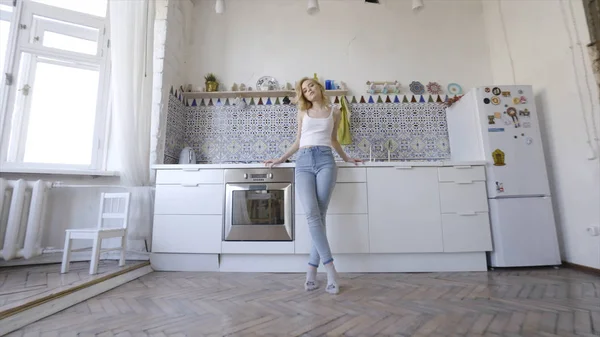 Entspannte sexy Blondine posiert morgens in der Küche. Aktion. sexy junge blonde Frau in der Küche zu Hause — Stockfoto