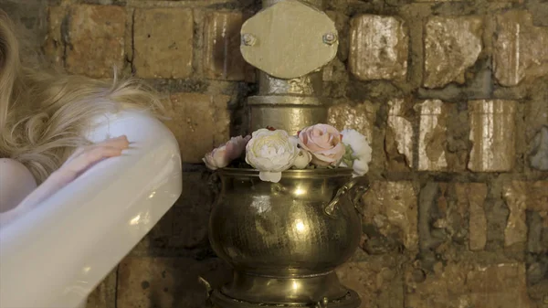 Baştan çıkarıcı kadın jakuzisinde rahatlatıcı bir banyo yapıyor. Eylem. Banyo yaptıran kadın. Gerçek zevk