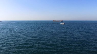 Beyaz yat ve mavi gökyüzü arka plan üzerinde koyu mavna ile güzel deniz manzarası havadan görünümü. Stok. İki yüzen gemiler ile güneşli bir günde güzel sakin deniz.