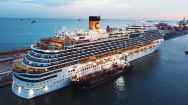 Birçok yat ve lüks yolcu gemisi ile Monako'da deniz limanı ve Monte Carlo şehrinin görünümü. Stok. Bulutlu gökyüzü ve koyu mavi deniz arka plan üzerinde güzel cruise liner.