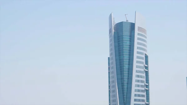 A modern irodaépület légi-és üveghomlokzata, építészeti koncepciója. Állomány. Központi üzleti negyed, gyönyörű felhőkarcoló a kék ég hátterében — Stock Fotó