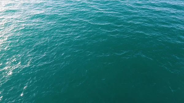 Vue aérienne de la mer calme ou de la surface de l'eau de l'océan, fond naturel. Des actions. Vue de dessus de l'eau de mer propre avec des éruptions solaires . — Photo
