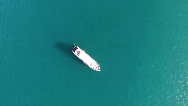 Aerial drone bird eye top view of white beautiful yacht in turquoise clear water of Greece. Stock. Turquoise water background with white ship, summer seascape. — Stock Photo, Image