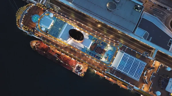 Gran crucero atracado en el puerto marítimo, vista superior. Acciones. Sunset crucero con todo para las vacaciones de lujo . —  Fotos de Stock