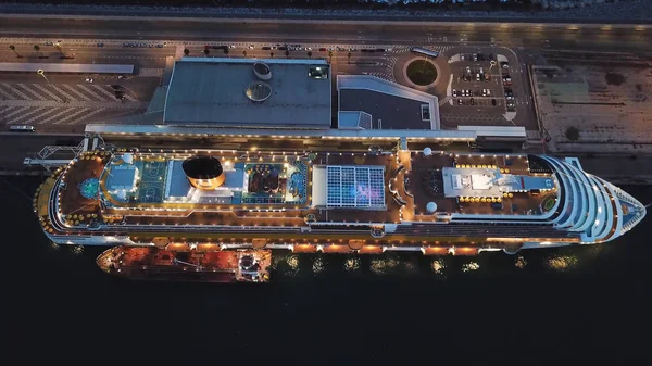Vista aérea superior de una cubierta abierta del crucero en el puerto. Acciones. Paisaje romántico de un crucero de lujo con campo de baloncesto y piscina . —  Fotos de Stock
