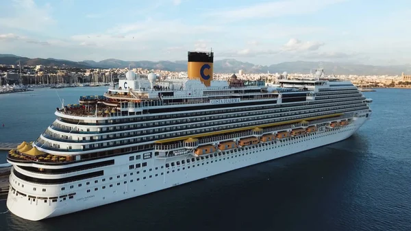 Aerial for the luxury cruise ship near the sea shore, travelling concept. Stock. Beautiful white cruise liner with many people on board having fun, relaxing in the swimming pool. — Stock Photo, Image