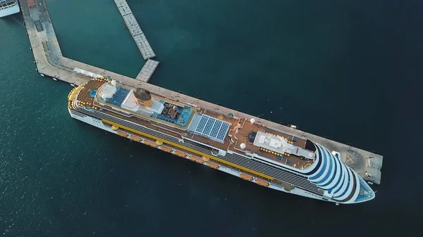 Vista aérea de um navio de cruzeiro no porto, conceito de viagem de luxo. Estoque. Vista superior do iate incrível branco na Europa no fundo calmo da superfície do mar . — Fotografia de Stock