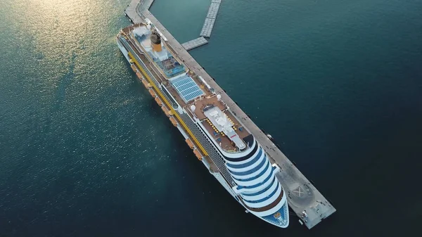 Luftaufnahme eines Kreuzfahrtschiffs im Hafen, luxuriöses Reisekonzept. Aktien. Blick von oben auf weiße erstaunliche Jacht in Europa auf ruhiger Meeresoberfläche Hintergrund. — Stockfoto