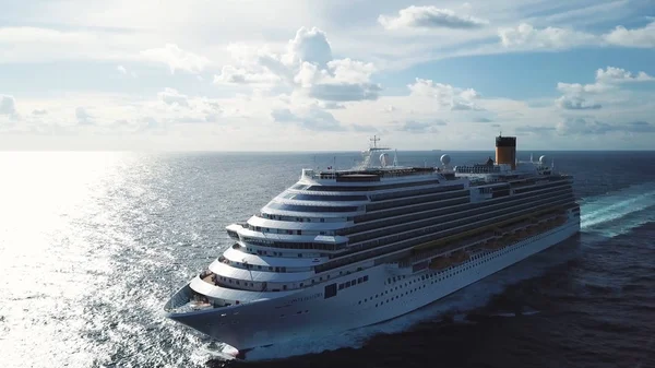 Impresionante vista aérea del crucero en aguas abiertas, vista frontal. Acciones. Parte delantera de un transatlántico anclado navegando en el océano Pacífico . — Foto de Stock