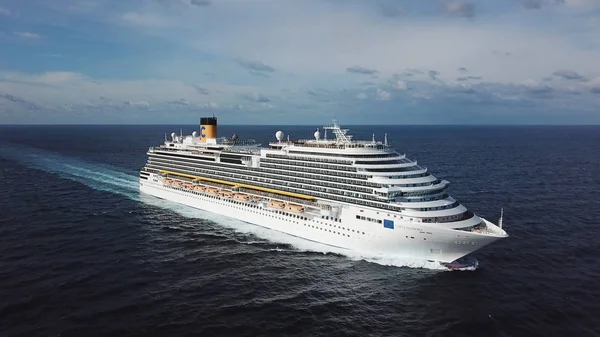 Aerial top view of stunning cruise ship at Black sea. Stock. Large cruise ship with people on the upper deck and a swimming pool with basketball field. — Stock Photo, Image