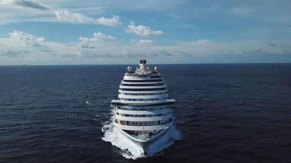 Impresionante vista aérea del crucero en aguas abiertas, vista frontal. Acciones. Parte delantera de un transatlántico anclado navegando en el océano Pacífico . —  Fotos de Stock