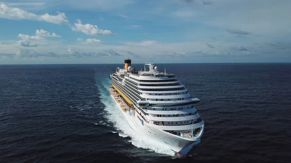 Vista lateral do moderno transatlântico em mar aberto, conceito de férias de luxo. Estoque. Aéreo da pitoresca paisagem marítima com um navio de cruzeiro navegando através do mar . — Fotografia de Stock