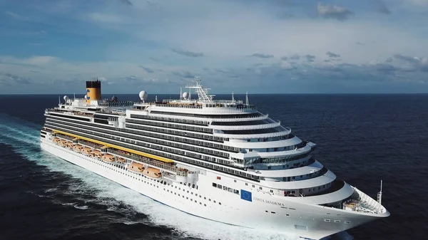 Vista lateral do moderno transatlântico em mar aberto, conceito de férias de luxo. Estoque. Aéreo da pitoresca paisagem marítima com um navio de cruzeiro navegando através do mar . — Fotografia de Stock