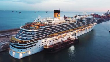 Birçok yat ve lüks yolcu gemisi ile Monako'da deniz limanı ve Monte Carlo şehrinin görünümü. Stok. Bulutlu gökyüzü ve koyu mavi deniz arka plan üzerinde güzel cruise liner.