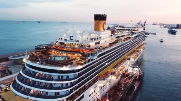 Birçok yat ve lüks yolcu gemisi ile Monako'da deniz limanı ve Monte Carlo şehrinin görünümü. Stok. Bulutlu gökyüzü ve koyu mavi deniz arka plan üzerinde güzel cruise liner. — Stok video