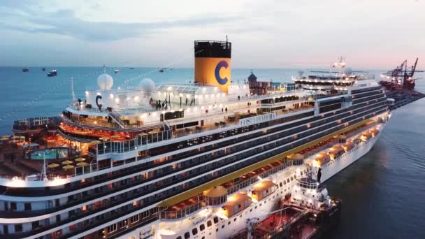 Top uitzicht op de luxe cruiseschip bovendek in de buurt van de Pier met veel mensen aan boord ontspannen, basketbal spelen en wandelen. Voorraad. Cruise-Liner in de haven van de Middellandse Zee. — Stockvideo