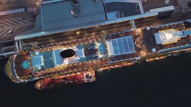 Vista aérea superior de una cubierta abierta del crucero en el puerto. Acciones. Paisaje romántico de un crucero de lujo con campo de baloncesto y piscina . — Vídeos de Stock