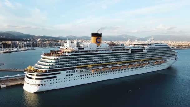 Vista aerea di bella grande nave bianca al porto tramonto. Azioni. Paesaggio con barche, montagne, mare, cielo blu, concetto di viaggio e resort . — Video Stock