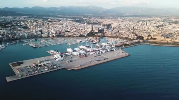 Vue aérienne pittoresque du port de la ville côtière avec de nombreux bateaux, montagnes et ciel nuageux. Des actions. Beau port de mer et la mer bleue . — Video