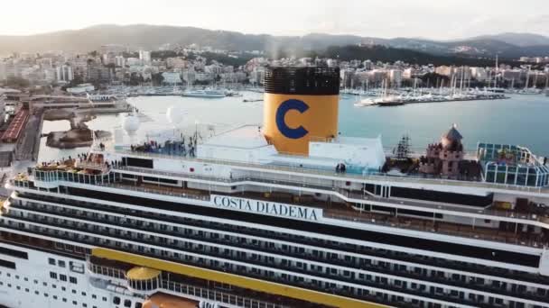 Prachtige witte cruise liner in de baai, bovenaanzicht. Voorraad. Schilderachtig uitzicht op een haven, een Zeekust en een groot cruiseschip met mensen aan boord. — Stockvideo