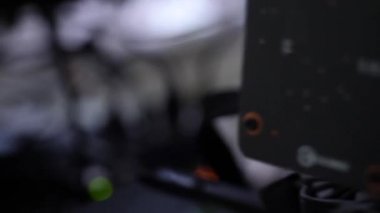 Bitcoin kripto para madenciliği çiftliğinde yanıp sönen göstergeli bir mekanizmanın detayını yakından görebilen. Stok görüntüleri. Madencilik çiftlik sisteminin bir parçası.