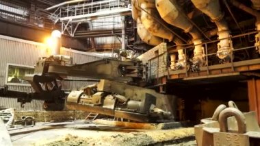 Bir çelik fabrikasında metalin erimesi, ağır metalurji kavramı. Stok görüntüleri. Erime fırınında yüksek sıcaklık.