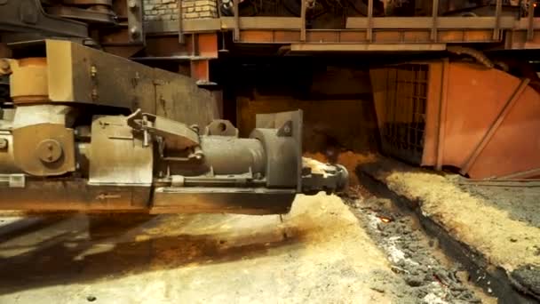 Stålproduktion vid metallurgiska fabriken, tungt industri koncept. Stock film. Närbild för skopan för matning av metall till formar. — Stockvideo