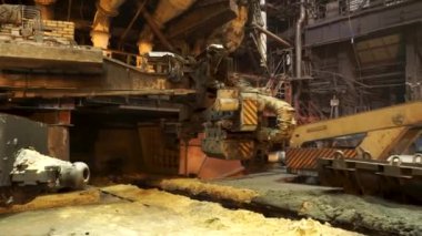 Fabrikada yüksek sıcaklık yangın ile metal döküm süreci, ağır sanayi kavramı. Stok görüntüleri. Metal eritme tesisi, endüstriyel ekipman sıcak dükkan.
